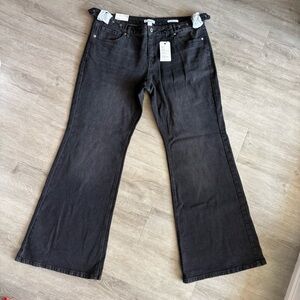 NWT Forever 21 Premium Low Rise Flare Black Jeans- Size 32